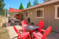 Cute Pool House near Yosemite with a Hot Tub and Game room