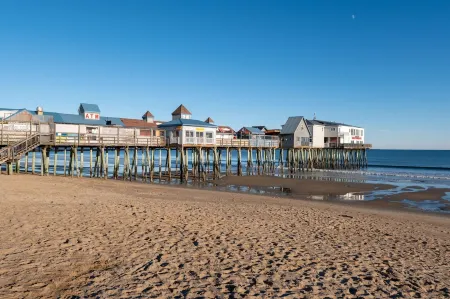 Beachfront Luxury Grand Victorian Condo (Primetime View directly down the pier) Отели в г. Олд-Орчард-Бич