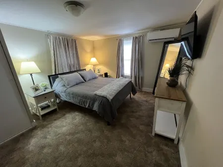 CUTE, QUIET, & COZY Farmhouse - Minutes away from everything in Ponca City!