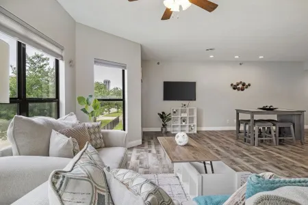 Modern homey Suite, close to all attractions in downtown Springfield. . Отели в г. Спрингфилд