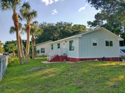 Cheerful modern, minutes to beach Hotel in zona Nokomis Beach