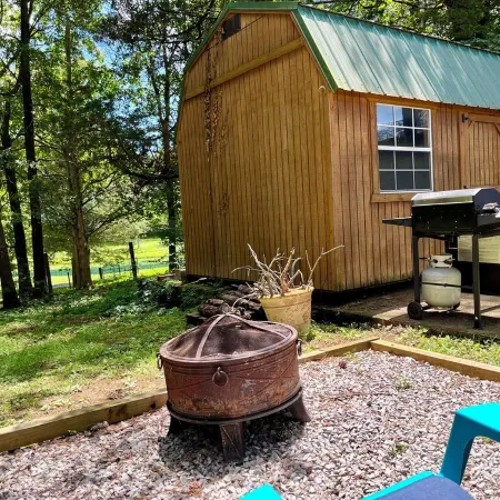 Sweet Vintage Camper in a Fun Farm Setting Отели в г. Катуса