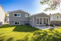 Charming 3-bedroom house on the Canal! Fireplace! Firepit! Pets Welcome! Macomb County 호텔