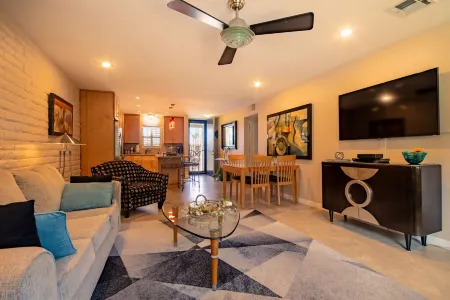 Fabulous Condo in the heart of Arcadia Lite - Walk to amazing restaurants Отели рядом с достопримечательностью «Гора Кеймелбек»