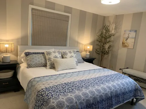 Waterfront 4 Bedroom House with Beautiful Views - Short Walk to Kelly Beach!