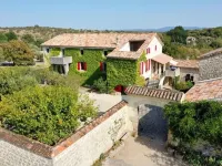 Gîte l'Escoussou 110 m², 3 Rooms, Charm, Nature, Heated Pool, South Ardèche Hotels in Joyeuse