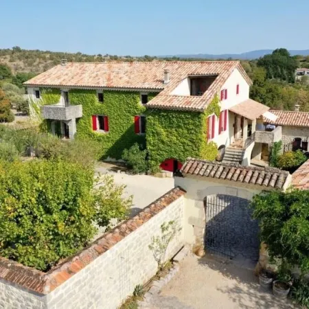 Gîte l'Escoussou 110 m², 3 Rooms, Charm, Nature, Heated Pool, South Ardèche Отели в г. Жуайёз