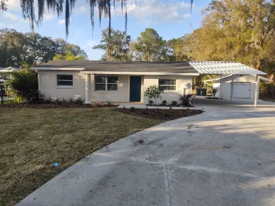 Modern Boho Retreat with Piano. Fenced and Gated in Central Florida! Hotels near Gibsonia Flowers