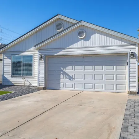 Seaside Cottage in walking distance of downtown Gilbert with charming pool.