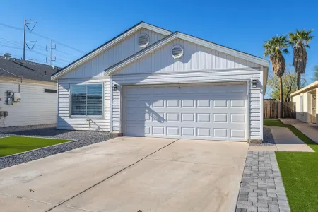 Seaside Cottage in walking distance of downtown Gilbert with charming pool.