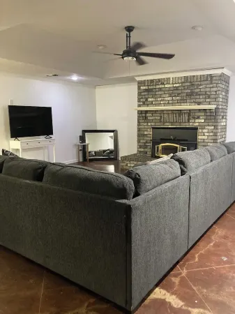 "Charming Escape: King & Queen Beds in a Quiet Neighborhood! Отели в г. Маунт-Плезант