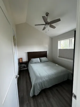 Close to Children's hospital, parks, trails and UW, 1 bed/1 bath Отели рядом с достопримечательностью «Парк Мэттьюс Бич»