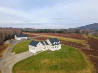 GORGEOUS HOME w/FANTASTIC VIEWS-10 MINS TO CAMDEN! Hotels in Lincolnville