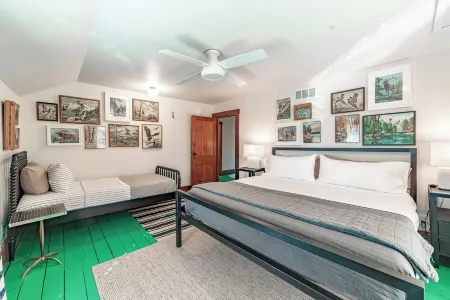 Irish Spring in Three Oaks Отели в г. Три Окс