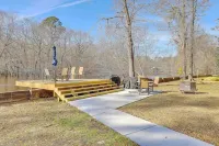 Riverfront Cottage with 2 docks and firepit located on the Edisto River