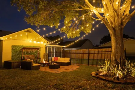 Nature Getaway with lake view and a game room! Отели в г. Брандон