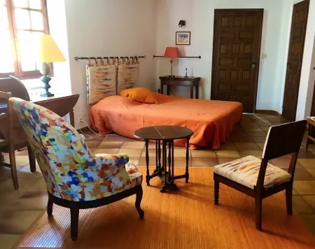 Central old town location with sea view & patio garden