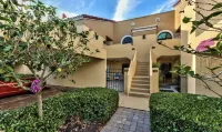 Naples Beach condo. First floor easy access- Walk to Vanderbilt Beach