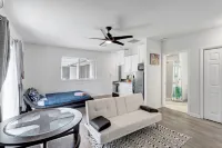 SPACIOUS STUDIO, WASHER/DRYER, BACK YARD, BBQ