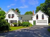 House in exceptional condition on Thomas Pond Hotels in Casco