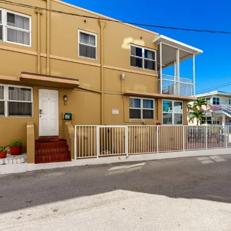Beachfront 2 Story/3BRM/3BA/ 2 Ocean View Terraces / Free Parking