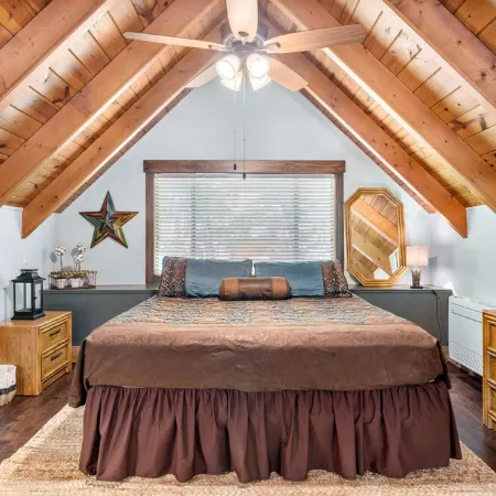 Great Location! Walk to Resort Amenities! Watch Golf from Deck! Pool Table!