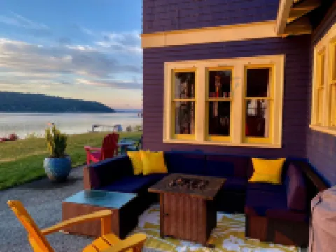 Shabby Chic Waterfront Retreat Serene Low Bank Waterfront Home w/ Gas Fire Pit. Hotels in Vashon