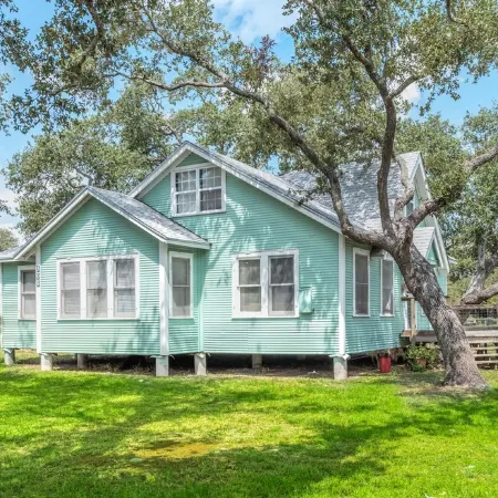 Updated Farm House on 1/2 Acre 1 Block From Aransas Bay