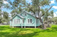 Updated Farm House on 1/2 Acre 1 Block From Aransas Bay - Homestays