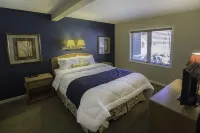 The Ski & Tee - 5 bdrm condo on 18th fairway & steps from ski trail