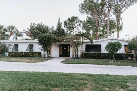 "Blue Mind" - A Waterfront Home’s Guest House with deep water dockage. Отели в г. Martin County