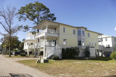 4 BR Charming Southern Style Home - North End - Property Name Villa Charm Hotels near Fort Pulaski National Monument