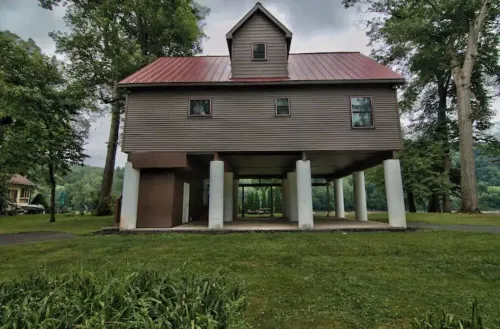 Riverfront Retreat For Kayaking, Fishing and Hot Tub