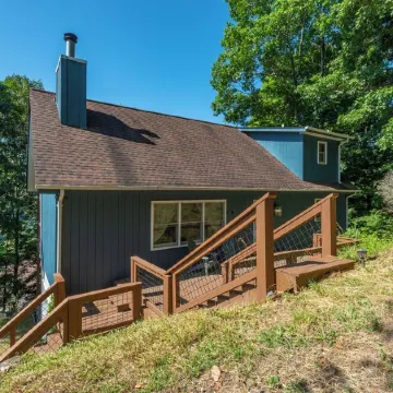 Mtn Cabin with Views, Hot Tub+Grill, Wood Stove, WiFi, Private & Close to Town.