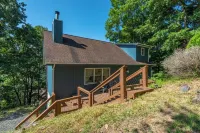 Mtn Cabin with Views, Hot Tub+Grill, Wood Stove, WiFi, Private & Close to Town.