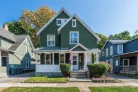 Stylish 3 Bedroom W/ AC ❄️, Mesh WiFi 🛜, Billiards 🎱 table, Games🎯🎮,parking - 3-Star