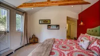 Gorgeous New Canyon Cottage steps to 5 star Broadmoor and limitless trail system