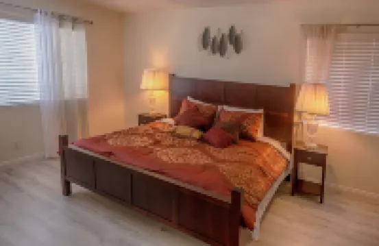 Entire house, pool, minutes to strip, Sleeps 10! Only 3 miles away from Strips