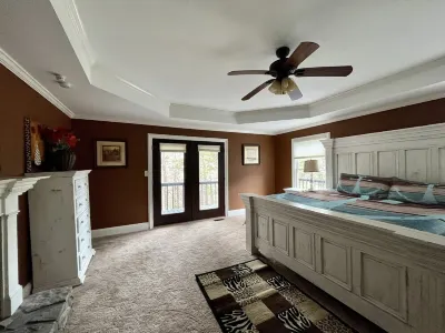 LakeFront Full View -Allatoona w/Dock,sleeps10adults/2 kids-7miles to LakePoint! Hotels near Red Top Mountain State Park