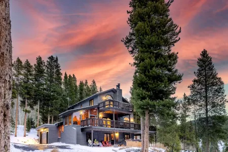 Spacious 3-Story Breck Mountain Home - Pet-Friendly, Peak 10 Views & Hot Tub