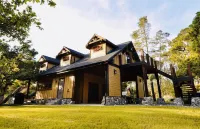 Lovely Cottage just above Moonstone Beach in the Pines and Oak Trees. - บูติค