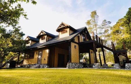 Lovely Cottage just above Moonstone Beach in the Pines and Oak Trees. Отели рядом с достопримечательностью «Cambria, California»