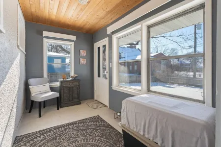 Walk to Downtown Prescott Shops, Dining and Riverfront at Cardinal Cottage