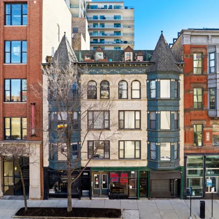 City Center, River North Condo HUGE 3BR, Patio, Parking(2x)