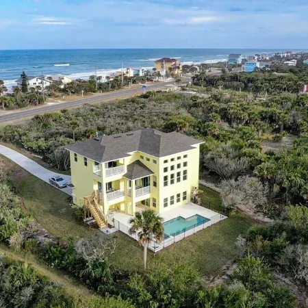 400ft to private beach. Riverfront,dock,pool,kayaks Elevator, 1.6 acres