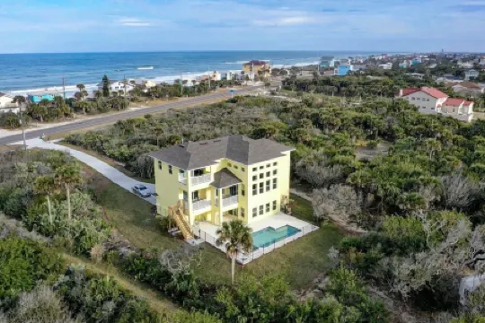 400ft to private beach. Riverfront,dock,pool,kayaks Elevator, 1.6 acres