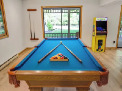 Golf Course Getaway: XL Cabin w/ Hot Tub, Pools, Beaches, Game Room, King Bed 萊克酒店