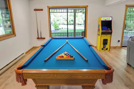 Golf Course Getaway: XL Cabin w/ Hot Tub, Pools, Beaches, Game Room, King Bed