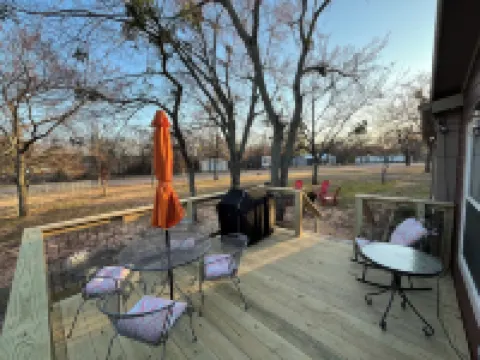 Lake Texoma RetreatSleeps 9 • FirePit • 2mi to Marina