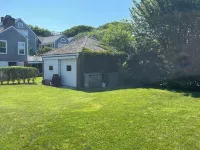 Romantic, Two Blocks to Main Street and Water. Queen bedroom and Two Bathrooms.